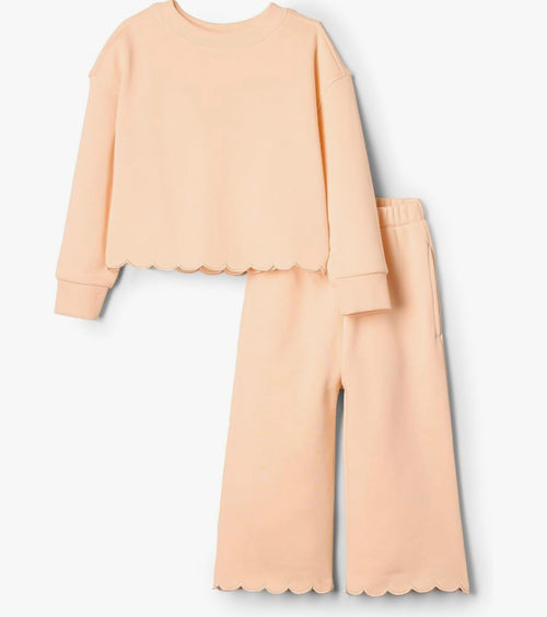 Scalloped set